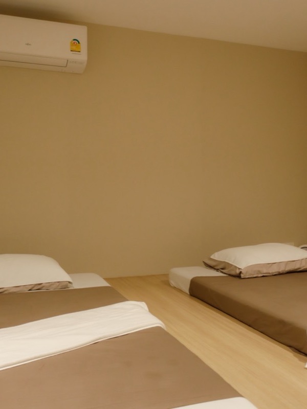 ห้องพักปูที่นอนสองชุดกับพื้น